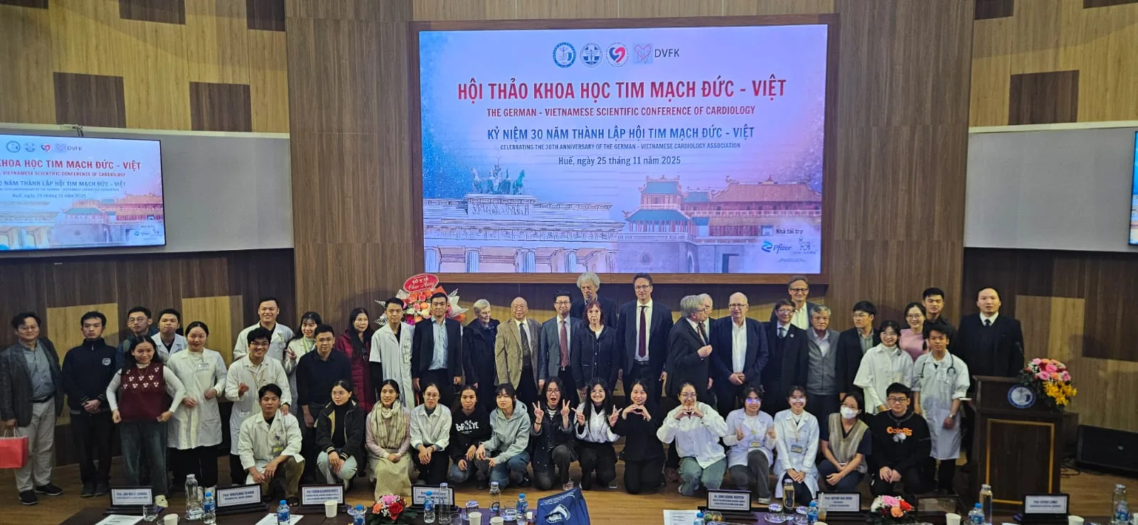 Gruppenbild des Vietnam Projekts auf einer Bühne