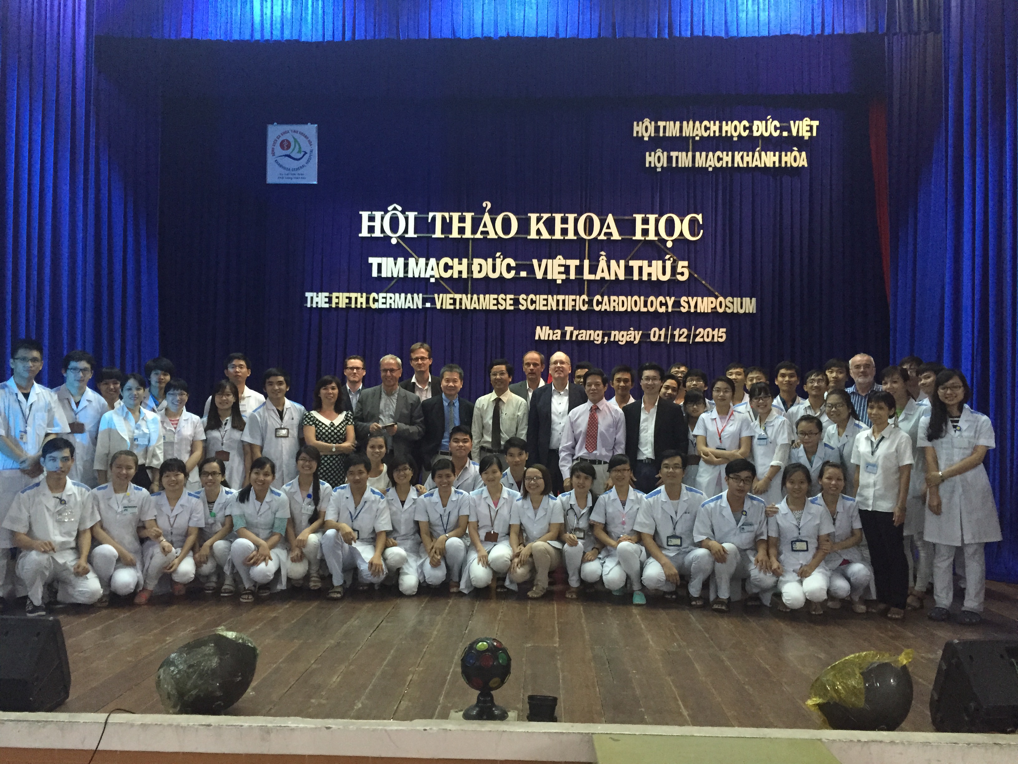Gruppenbild des Vietnam Projekts auf einer Bühne