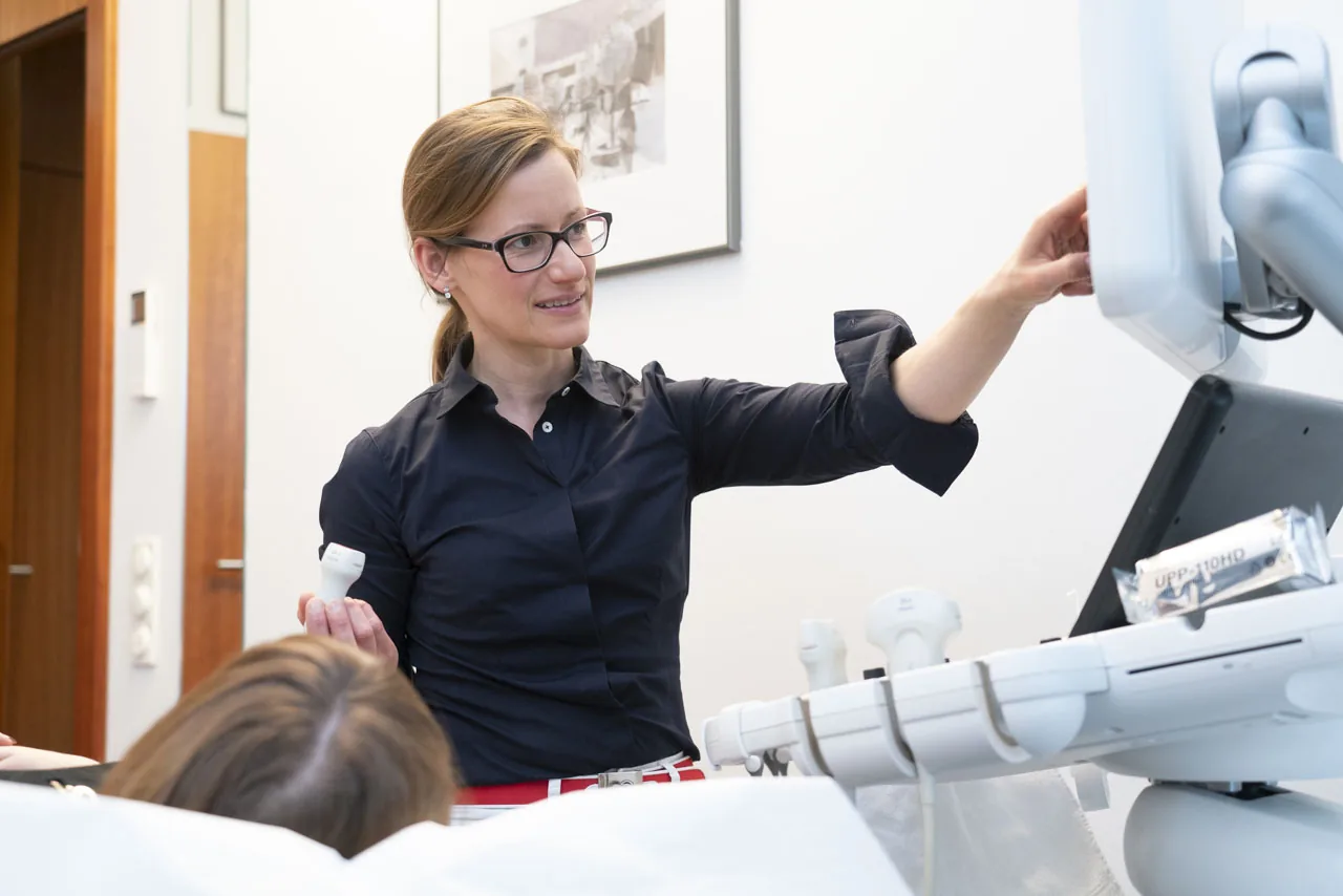 Dr. Isabelle Jacobson bei der Behandlung einer Patientin