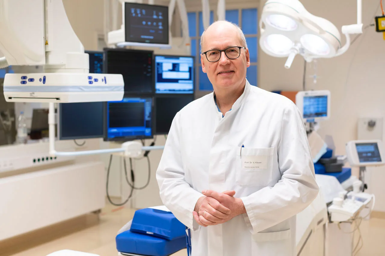 Prof. Dr. Klauss im Operationssaal
