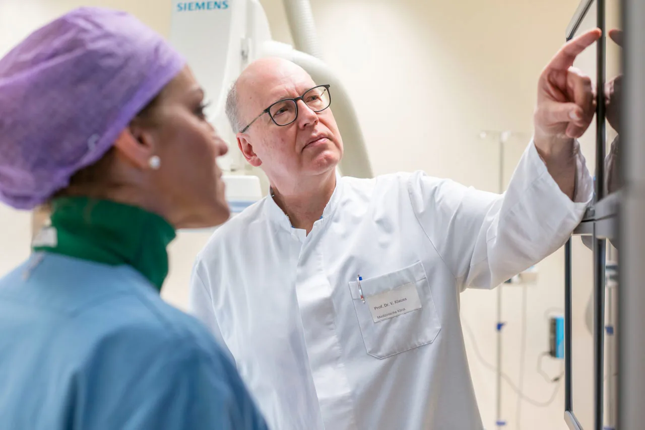 Prof. Dr. Klauss in Beratung bei OP